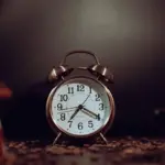 Hvordan undgår jeg at serveringsbakken bliver misfarvet?